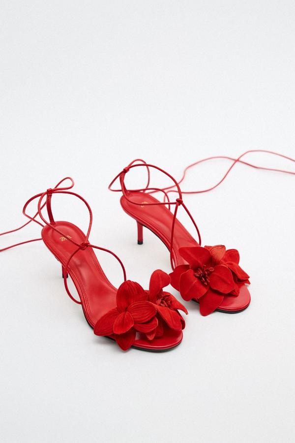 Uno de los complementos más especiales de la colección de verano de Zara. Unas sandalias de tacón medio con flores en relieve (79,99 euros)