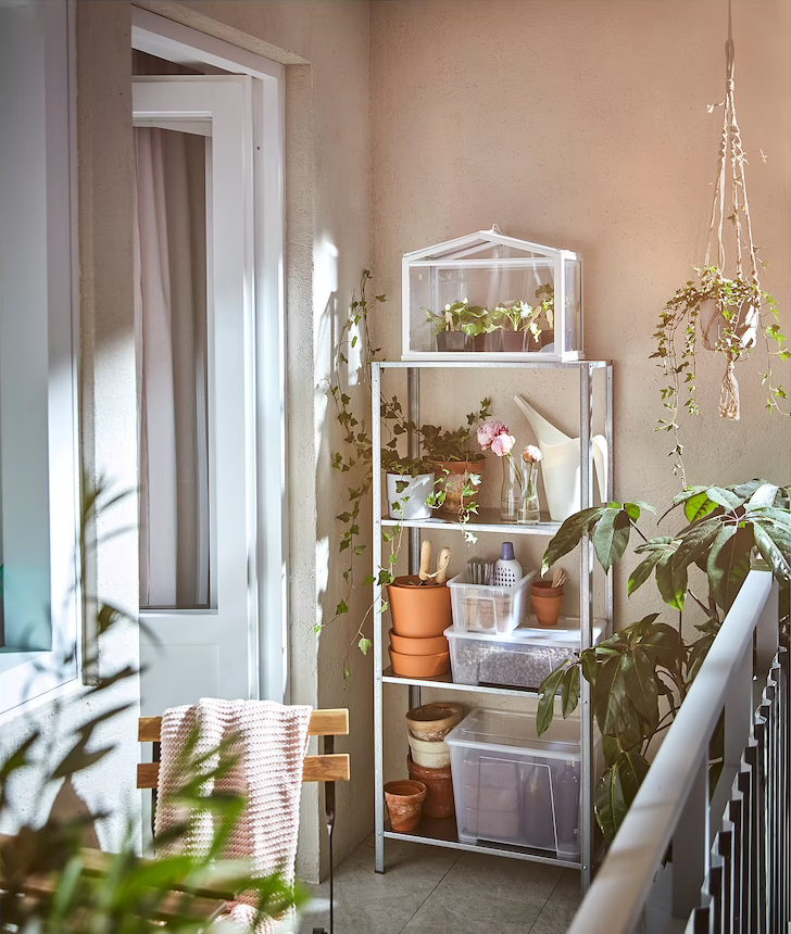 ¿Te animas a personalizar tu estantería HYLLIS? Con su acabado de acero inoxidable es muy fácil de transformar pintándola del color que más te guste. En su versión vertical cuesta 19 euros.