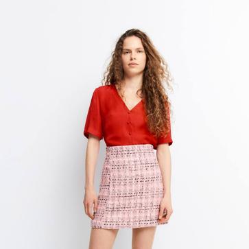 Imagen secundaria 1 - Estas blusas van a rejuvenecer tus looks esta temporada