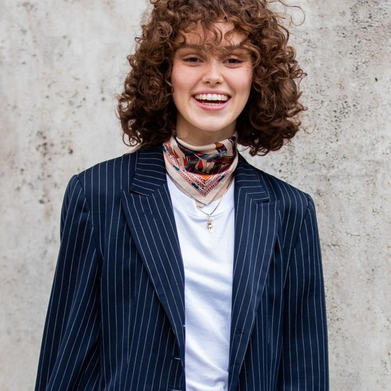 El truco viral facilísimo de Instagram para pelo rizado que da volumen a la raíz y evita el apelmazamiento