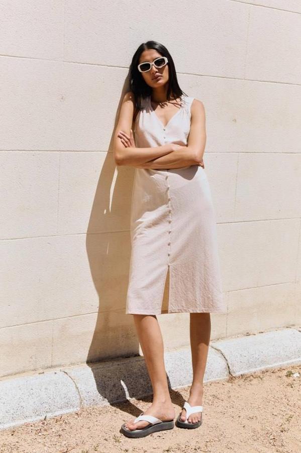 Sfera tiene este modelo con escote de pico y manga sisa