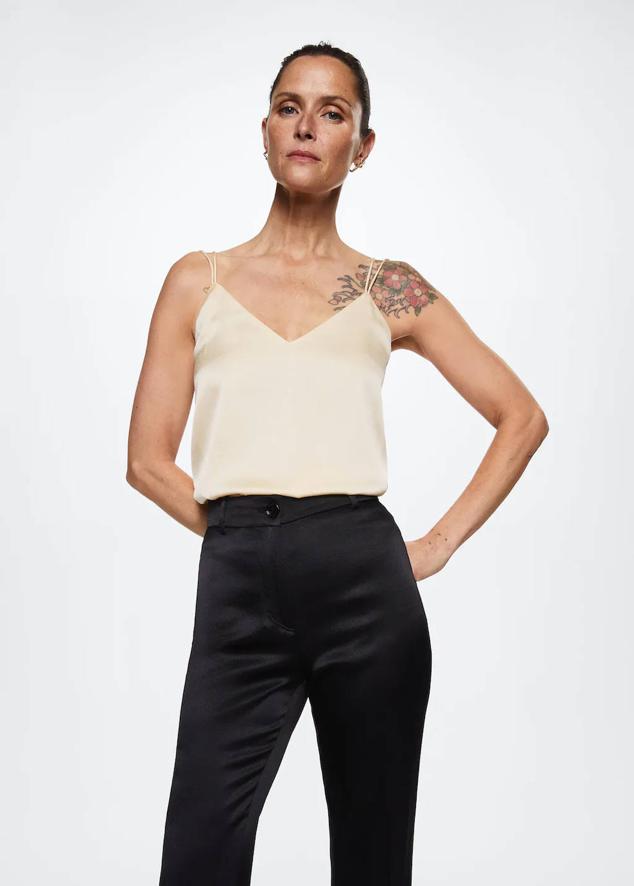 Este top de acabado satinado lo encontrarás en Mango