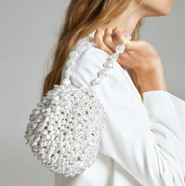 Imagen secundaria 1 - El vestido de novia low cost más bonito está en Parfois: la colección con looks y accesorios que vas a querer aunque no te cases