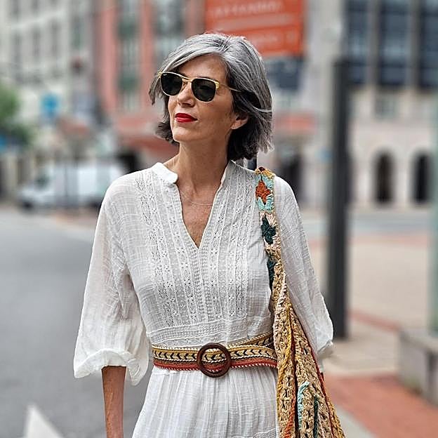 El vestido blanco más elegante y fresquito que rejuvenece a los 50 es todo un éxito de ventas