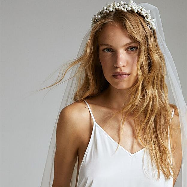 Imagen principal - El vestido de novia low cost más bonito está en Parfois: la colección con looks y accesorios que vas a querer aunque no te cases