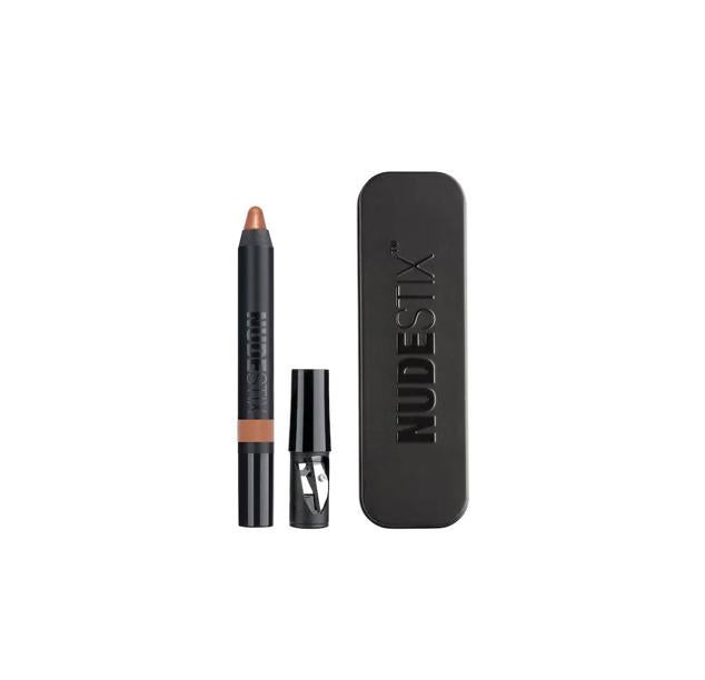 El  Magnetic Eye Colour de Nudestix  sirve como lápiz y como sombra y viene con un sacapuntas en mini ideal para llevar siempre de viaje.