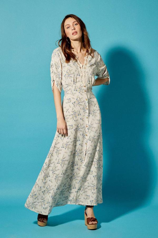 Vestido en tejido fluido con estampado crudo y azul, manga corta fruncida, escote de pico con ribete de crochet a tono, botonadura frontal y falda de vuelo, de Cortefiel. Tiene un precio de 59,99 euros.