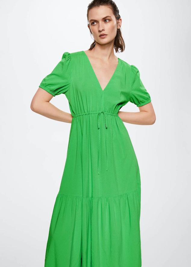 Vestido largo en mezcla de algodón a rayas color verde, con escote de pico, manga corta abullonada, espalda abierta, corte en la cintura con lazada y falda voluminosa terminada en volante, de Mango. Su precio es de 39,99 euros.