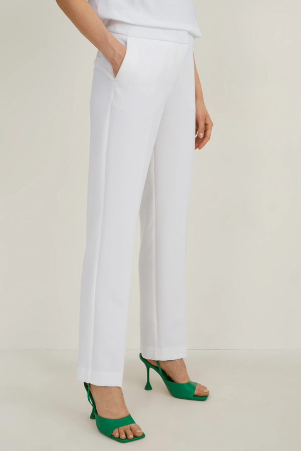 Pantalón de oficina de tejido ligero y elástico con bolsillos al bies a los lados y bolsillos de adorno detrás. Es de C&A. Precio: 39,99 €.
