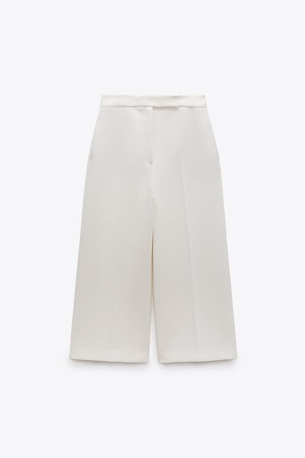 Con pernera ancha de tiro alto y con maxi bolsillos delanteros. Así son estos atrevidos pantalones blancos de Zara. Precio: 29,95 €.