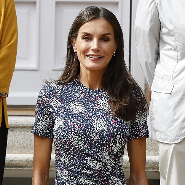 La reina Letizia presume de tipazo con un bonito vestido midi estampado que puedes comprar en el Mango