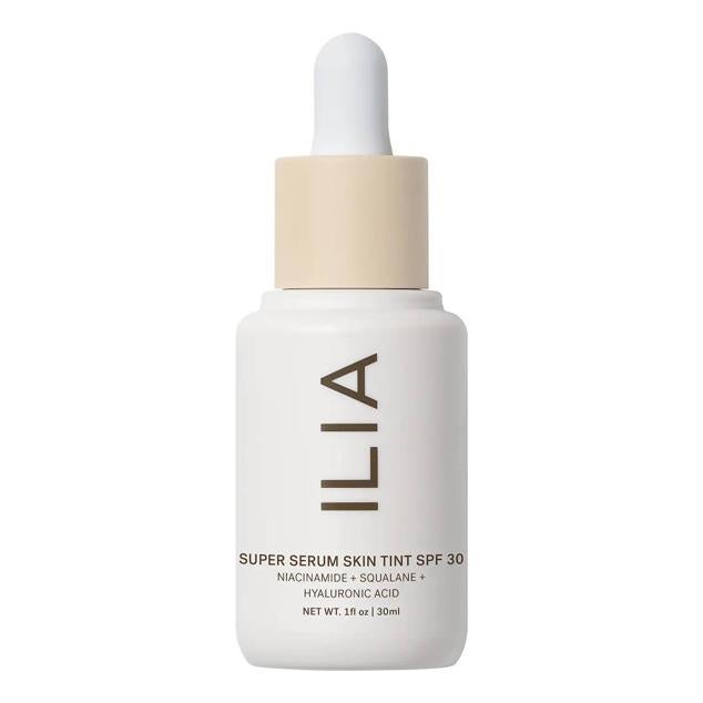 Una fórmula que fusiona maquillaje, cuidado de la piel y SPF30 para rejuvenecer el rostro. Este  sérum con color  aporta un acabado natural radiante y ligero que unifica y alisa la piel. Mientras, ofrece una alta concentración de ácido hialurónico y escualeno para hidratar, redensificar y disminuir la apariencia de las arrugas. El óxido de zinc protege frente a los daños que provocan los rayos UV, la luz azul y los infrarrojos, la manteca de karité nutre y acondiciona, el aloe vera refresca, repara, hidrata y reconforta, junto l bisabolol y la alantoína. Y, la niacinamida ilumina, corrige las manchas, suaviza la textura y ayuda a estimular el colágeno.