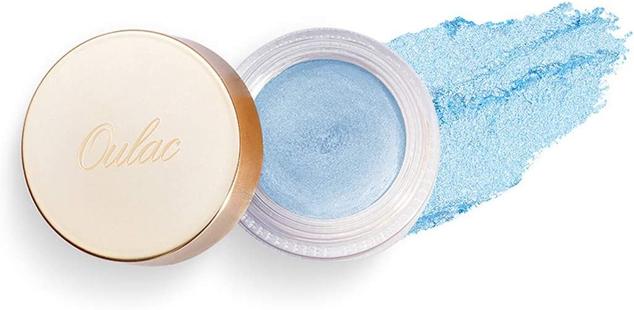 Esta sombra azul tan propia de los noventa y de las top models Kate Moss o Naomi Campbell son todo lo que necesitas para crear un maquillaje diferente y rejuvenecedor. Es de Oulac. Precio: 9,99 €. 