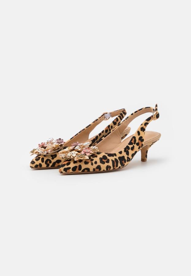 Alma en Pena presenta los tacones con el print más salvaje de la temporada. Rematado con flores joya en la parte frontal. Precio: 109,95 €.