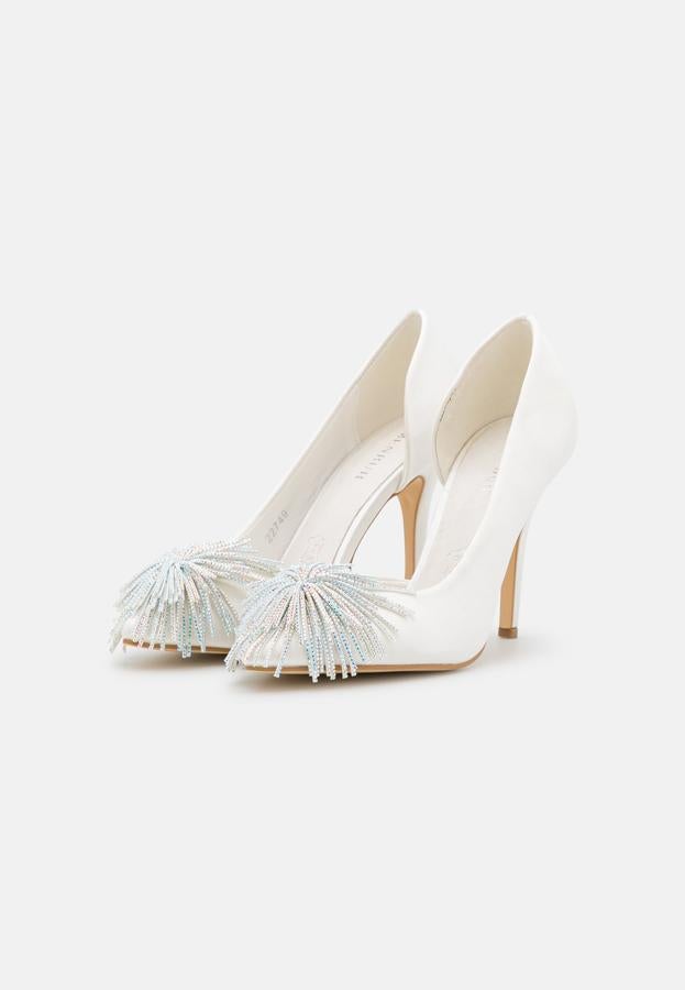 Menbur tiene los tacones más pulcros de la temporada. Con una pedrería perfecta para cualquier look que decidas ponerte. Precio: 80,95 €.