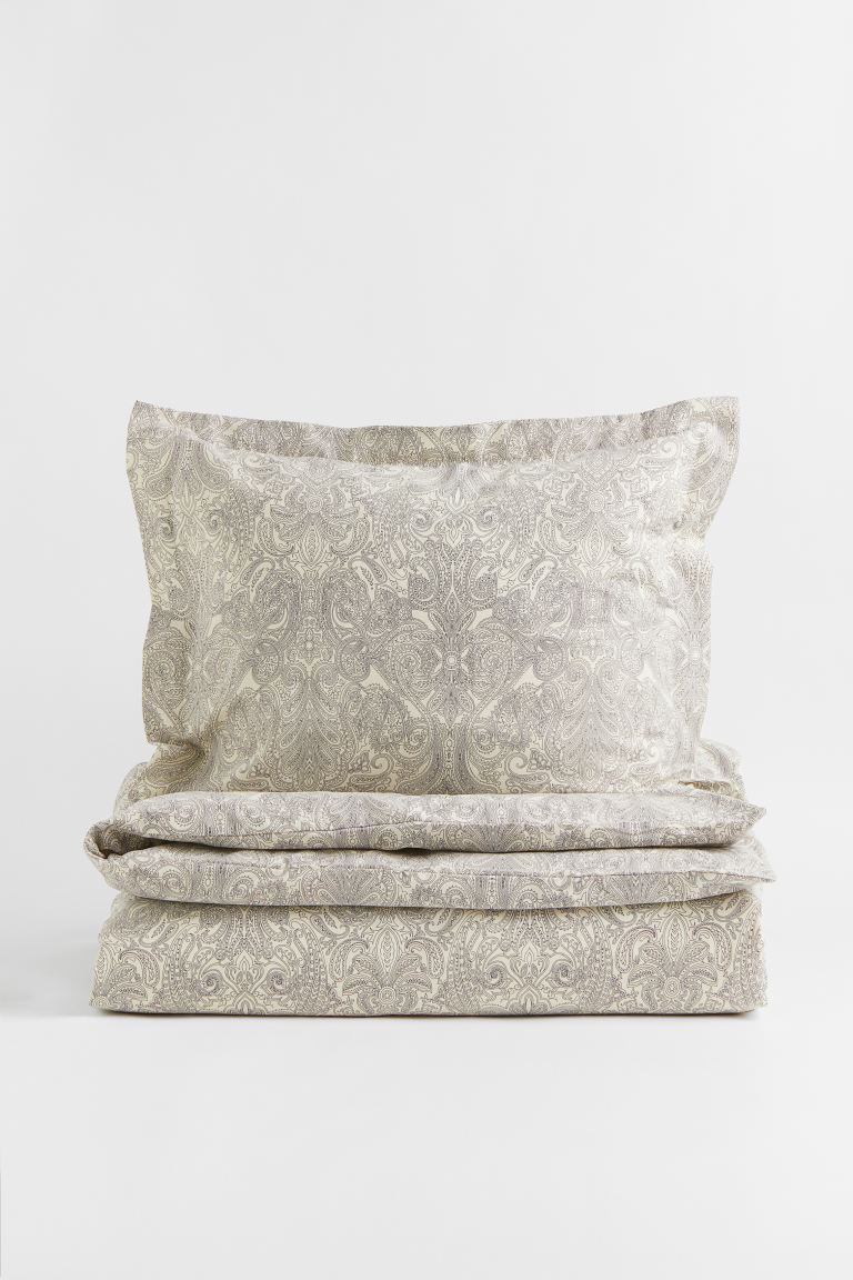 Y no podemos terminar este repaso a las rebajas deco de H&M Home sin fichar un juego de cama bueno, bonito y barato como este conjunto de funda nórdica con estampado de paisley, que ahora cuesta 14.99 euros.