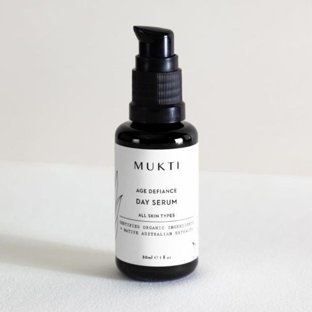 Combina extractos bioactivos de Quandong, Davidson Plum y Kunzea con poderosos antioxidantes, péptidos y vitaminas para restaurar la frescura de la piel sensible de alrededor de los ojos. El argireline le da flexibilidad a la piel y ayuda a reducir las arrugas, mientras que Eyeseryl combate las ojeras y la hinchazón y promueve la elasticidad de la piel. Favorece la producción de colágeno y elastina, y contrarresta los signos visibles del envejecimiento de la piel, así como los signos de cansancio.  Precio: 85,99 euros en Douglas .