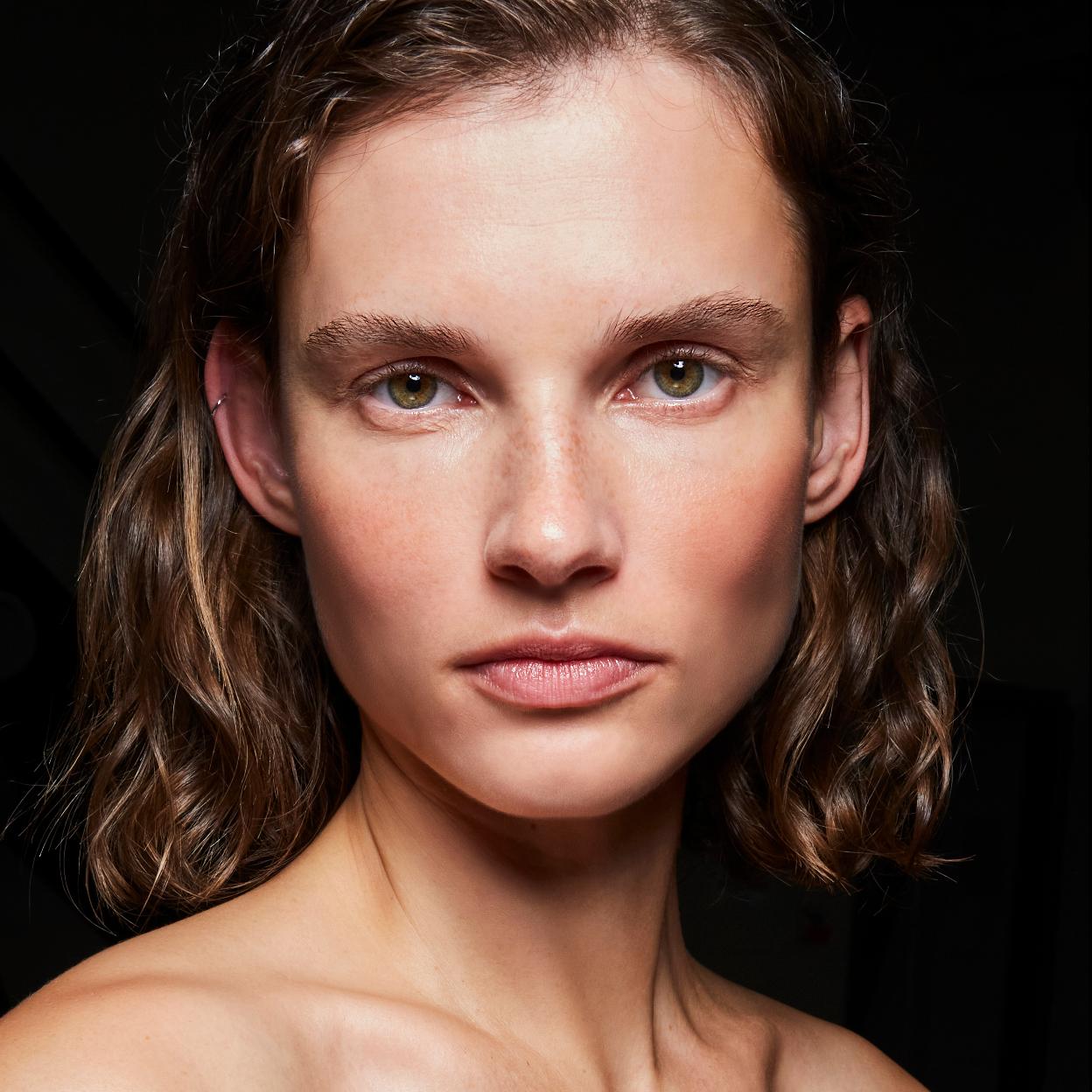 El mejor borrador de manchas intensivo del verano son estas ampollas despigmentantes de farmacia