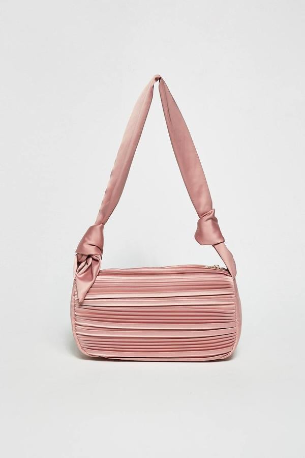 Bolso mediano de hombro en tejido de satén con cuerpo plisado, cierre de cremallera y asa con detalle de nudo tipo pañuelo, en rosa claro o amarillo, de Sfera. Tiene un coste de 17,99 euros.