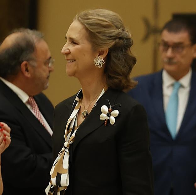 Los pantalones cómodos, fresquitos y estampados de la infanta Elena que han causado furor (y que puedes comprar en Zara)