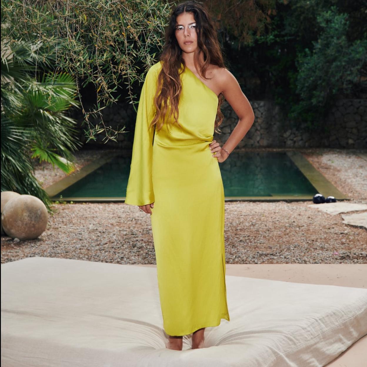 Es tiempo de bodas y Zara siempre tiene opciones interesantes a buen precio. Este vestido asimétrico es uno de los más buscados del momento. Descubre otros diseños que no puedes dejar escapar este verano. 