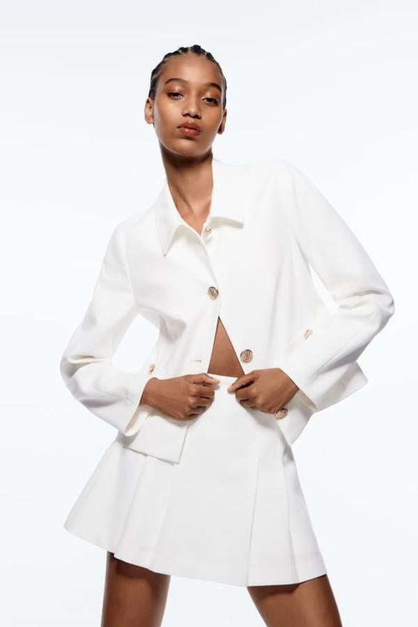 Chaqueta entallada con cuello solapa y manga larga con detalle de botones dorados. Precio: 49,95 euros.