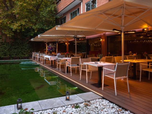 Quienes disfrutan de la cocina llegada de lejos, y más concretamente de India tienen que pasarse por el número cinco de la calle Zurbano, allí se encuentra Benares. Con Iván Ortiz Fernández a la cabeza Benares combina producto local de temporada con técnicas actuales en una experiencia que acerca al cliente a la alta cocina india. Y lo hace con clásicos como el delicioso (e imprescindible) Tikka Massala, el incansablemente repetible Jhinga Tandoor, con langostinos marinados acompañados de bisqué de marisco, o menús como el Thali ejecutivo, en el que se combina una proteína con cuatro acompañamientos clásicos. Con terraza en la calle Zurbano y en el patio interior, en la que hay un pequeño estanque, Benares es ideal para dejarse aconsejar por los encargados de sala y adentrarse en un intenso viaje por una gastronomía que todos creemos conocer pero que pocos hemos probado a ese nivel. Elegante y distinguido en su interior y sofisticado sobre la mesa, es la opción perfecta para quienes buscan una propuesta gastronómica atrevida y de calidad. 