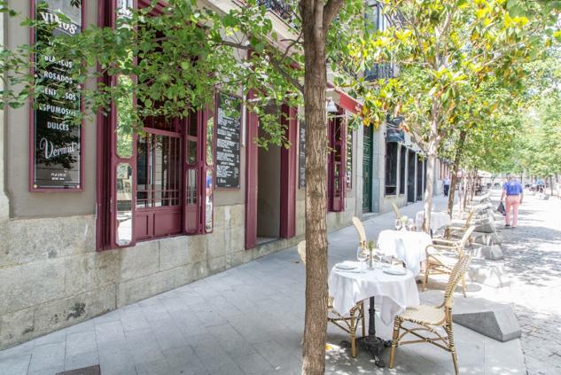 Guillermo Salazar es el chef responsable de la propuesta gastronómica de los dos restaurantes de Casa Orellana. Situados en los barrios de las Salesas y Chamartin, tradición culinaria y producto de cercanía son sus señas de identidad a la hora de componer una carta hecha para todos los gustos. Tapas, raciones, carnes y pescados en los que los orígenes andaluces y los antepasados vascos del chef se unen en una cocina ininterrumpida que se puede disfrutar desde el mediodía hasta la medianoche. Ensaladilla de atún en escabeche casero o de centollo, sus deliciosas croquetas de rabo de toro o su típica gilda orellana, el arranque de su carta es un ejemplo de que la cocina no desprecia a sus clásicos y los comedores los aplauden. Cazón en adobo o huevos rotos en tartar de atún rojo por la parte de los pescados y el arroz en lata de presa ibérica o la chuleta de vaca vieja madura por las carnes son algunos de los platos con los que podemos continuar una velada que podemos acompañar con varias guarniciones y cerrar con tres postres infalibles: el cremoso de chocolate, la torrija con helado de turrón y la tarta de queso payoyo. 