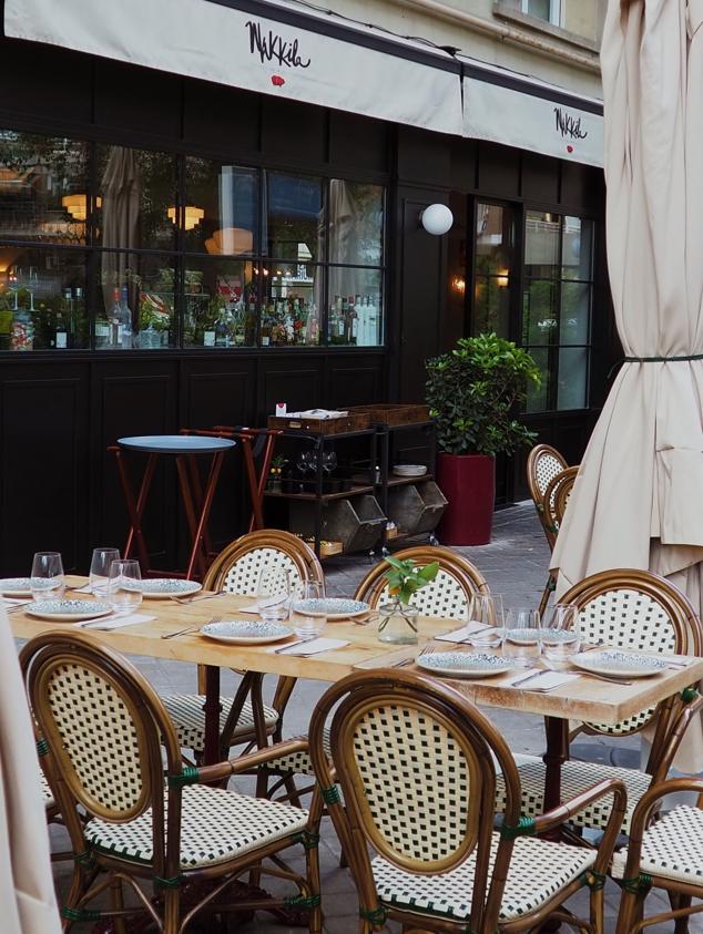 Carpaccio de pulpo con granizado de queso de cabra y ajoblanco, ceviche de corvina y gambones o sus tradicionales y famosas croquetas de carbonara original y queso de cabra son algunos de los platos que podemos encontrar en la nueva carta de verano en Makkila. Un nombre que ya llevan cinco locales en Madrid. Los podemos encontrar en Núñez de Balboa, Fernando VI, Serrano, Príncipe de Vergara y Almagro, y, a excepción del último, todos tienen unas estupendas terrazas en las que el ambiente combina a la perfección con una propuesta gastronómica para todos los gustos. La selección de raciones también incluye otro de sus platos fuertes, la ensaladilla rusa, a la que se suman productos típicos del país como la cecina de León y recetas cargadas de tradición como el bienmesabe gaditano. Ensaladas y pastas y arroces, son algunos de los platos previos a decantarnos por los pescados o las carnes, las fish and chips o la entraña, el rabo de toro o la raya con crema de ajo negro. Para el postre, cuatro tartas y la infalible torrija, para que nada le falte a nuestra experiencia gastro. En definitiva, una propuesta a tener en cuenta si buscamos un ambiente relajado, una cocina tradicional sabrosa y uno de los lugares de moda en Madrid. 