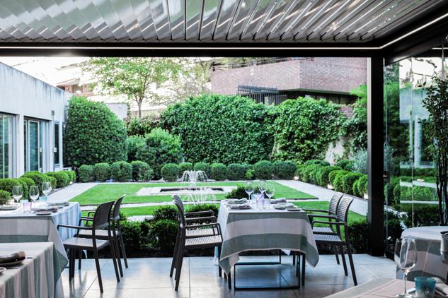 Es posible comer en una terraza en Madrid y olvidarse del mundanal ruido. Y la prueba está en el 150 de la calle Velázquez, donde Urrechu tiene uno de sus restaurantes más solicitados en esta época del año. Y es que es difícil resistirse a los encantos de su terraza, situada en el interior del local y orientada hacia un precioso jardín que rodean un par de fuentes. Un remanso de paz que podemos acompañar con una carta deliciosa e infalible de la que todo el mundo habla en Madrid. El negocio que dirige el donostiarra Íñigo Velázquez apuesta por el producto de cercanía y la cocina tradicional pero sin olvidarse de echarle un poco de imaginación y riesgo a sus platos. El resultado es una sucesión de creaciones culinarias a las que resulta difícil resistirse y quedarse solo con una. Si la ensalada de bogavante con cebolleta trufada y vinagreta de su coral te roba el corazón, tampoco te va a dejar indiferente su ensaladilla con esfera de oliva o sus salmonetes, recién llegados a la carta. Y, cómo no, la exitosa y solicitadísima costilla de pecho de vaca, que se confita en su jugo durante 10 horas y se disfruta como pocas carnes. Algo a lo que por su puesto, contribuye el parmentier que le acompaña. De postre, el chocolate y el queso están presentes en diferentes platos, pero los dados de torrija artesana con crema helada de café son un must, aunque no estemos en Semana Santa. 