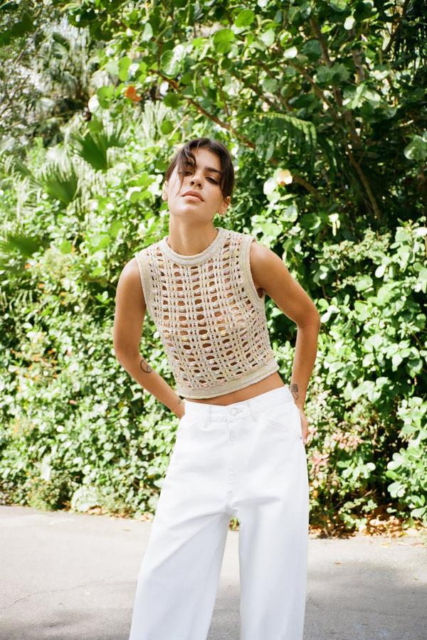 Los colores naturales son perfectos para lucir tops calados de aires artesanales. Top corto completamente calado de Zara (29,99 euros)