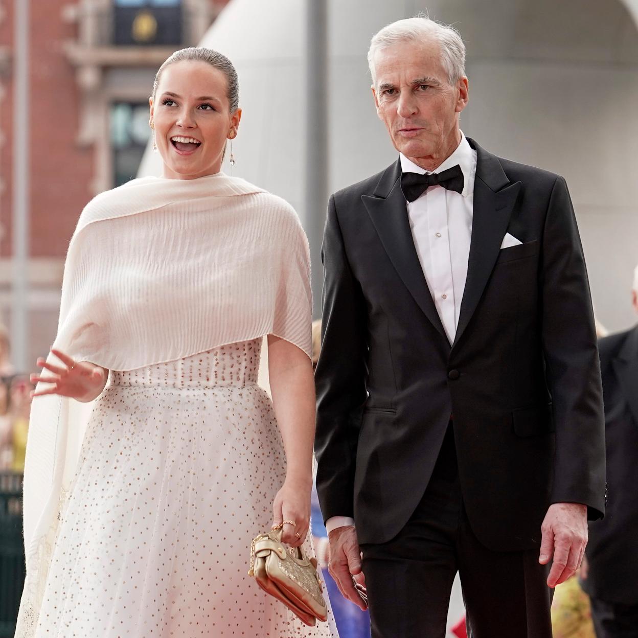 Pincha en la foto para ver los mejores looks de la princesa Leonor y la infanta Sofía, desde la infancia a la adolescencia. 