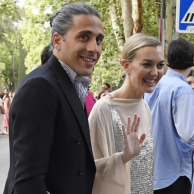 El espectacular look de Marta Ortega con un vestido de Zara y unas sandalias de tacón cómodo que puedes comprar muy baratas