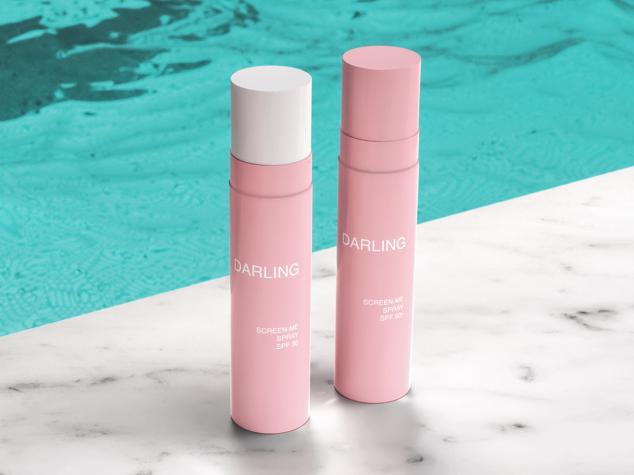 Screen Me SPF 30 y 50 de Darling (49 euros) que cuenta con una innovadora fórmula antiedad, antimanchas e increíblemente hidratante, con propiedades antioxidantes y calmantes. Es un protector solar para rostro y cuerpo con aceite de moringa antioxidante y calmante, ácido hialurónico y escualeno para preservar la hidratación y la elasticidad de la piel y niacinamida para prevenir y eliminar las manchas.