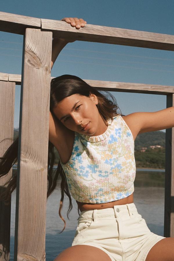 Otro top de punto que tienes que tener en cuenta. De escote redondo, con estampado de flores pastel y de corto. Top sin mangas de Zara (17,99 euros)