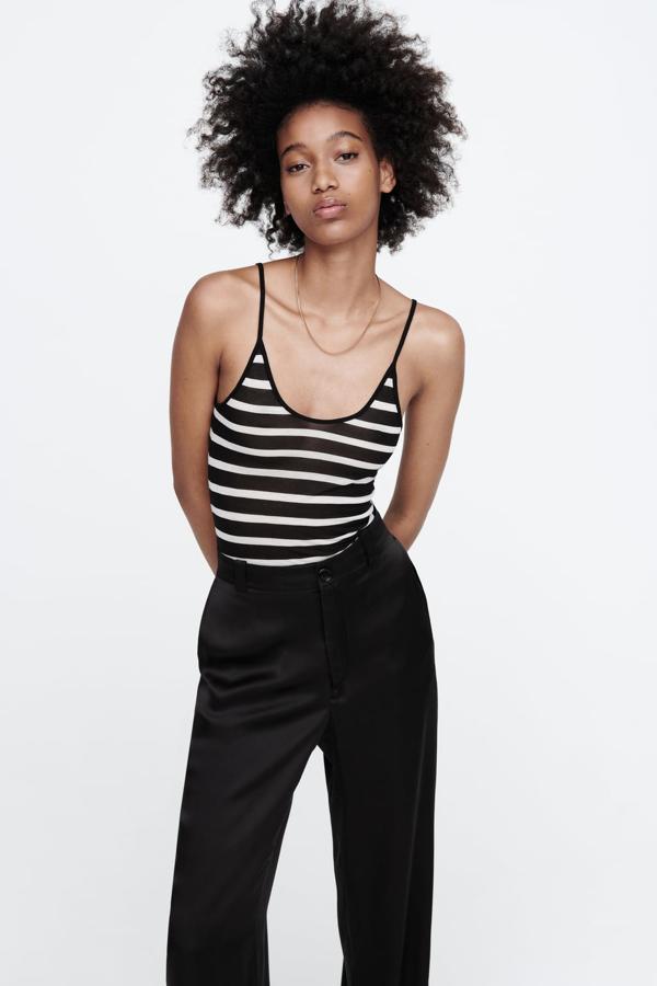 Otro top de rayas en azul marino y blanco que no puede ser más versátil. Top de tirantes de Zara (25,99 euros)