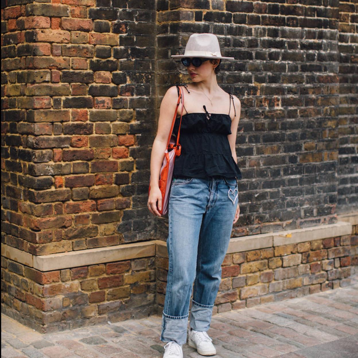 Los pantalones vaqueros más vendidos de Mango son estos jeans bootcut que hacen tipazo y están disponibles en varios colores