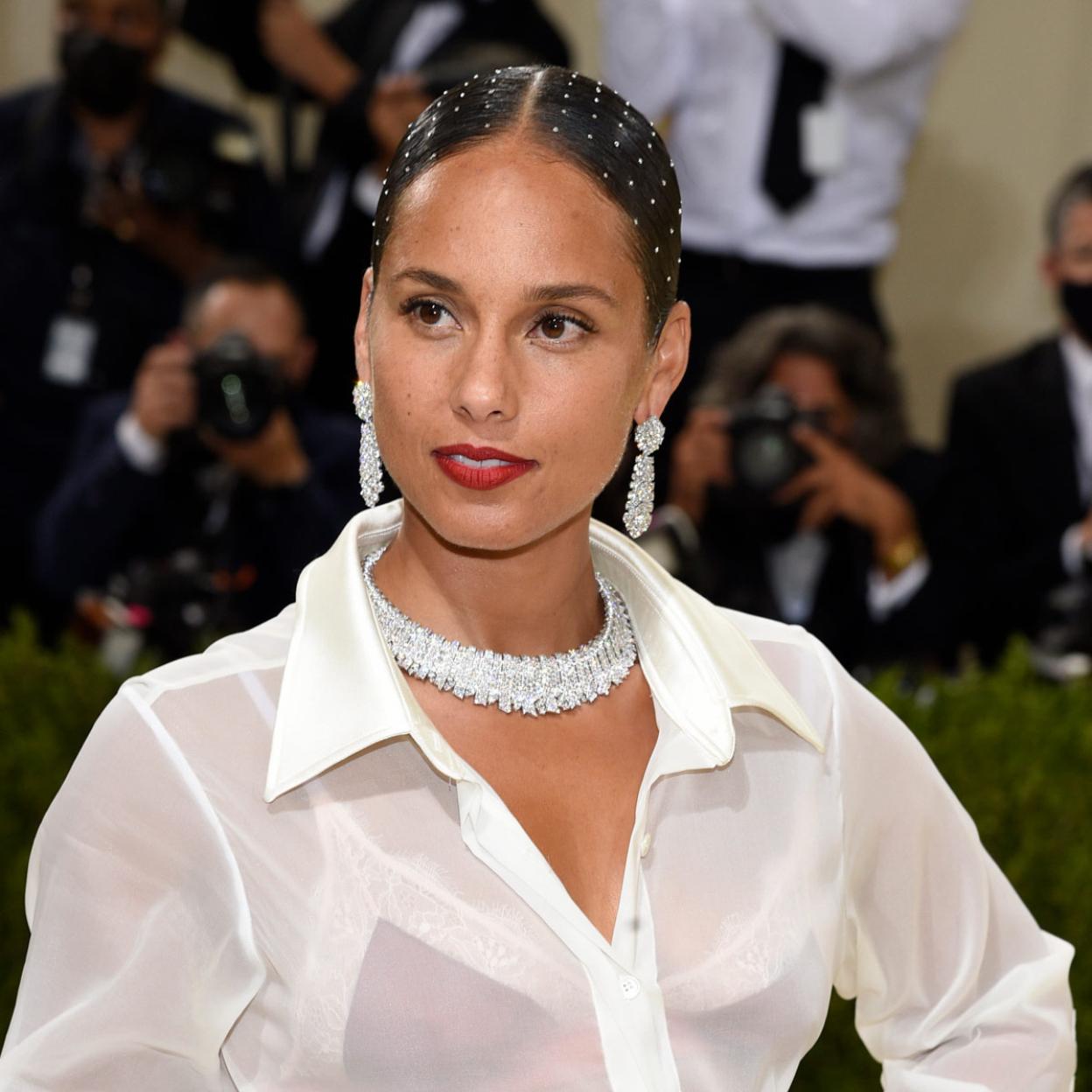 Alicia Keys con brillantes en el pelo en la gala MET.