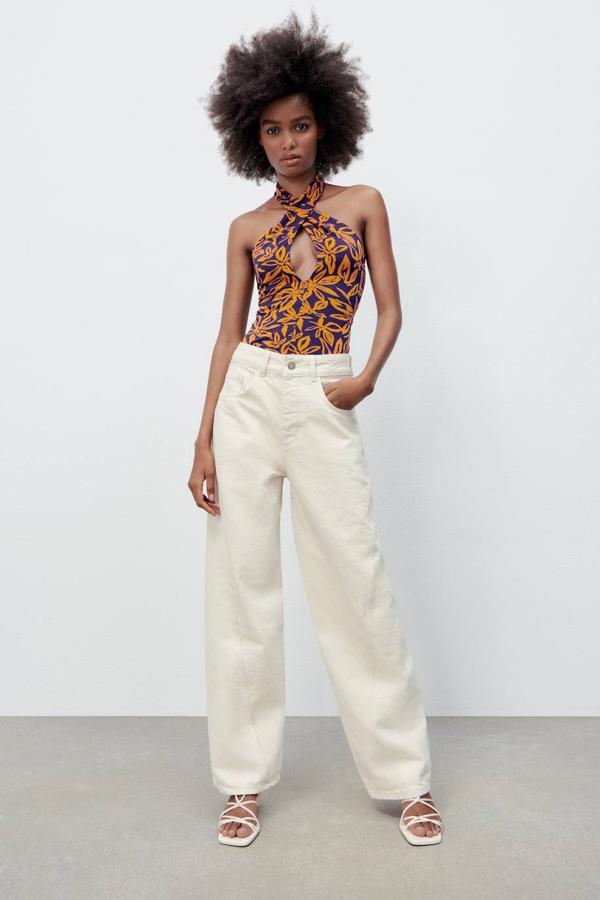 Body en tejido jacquard estampado color morado y naranja, con cuello halter y abertura en el escote. Puedes comprarlo a 17,95 euros.