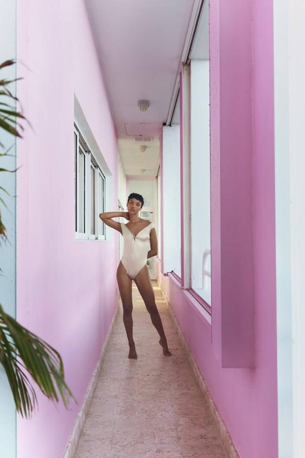 Body ajustado en tejido satinado beige con escote corazón, manga corta con hombros al descubierto y detalle de lazada frontal. Tiene un coste de 29,95 euros.