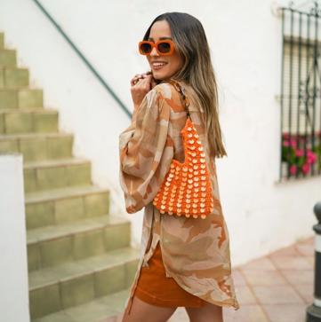 Imagen secundaria 1 - El look de Parfois con kimono, sandalias planas y bolso de lentejuelas que vas a querer copiar este verano