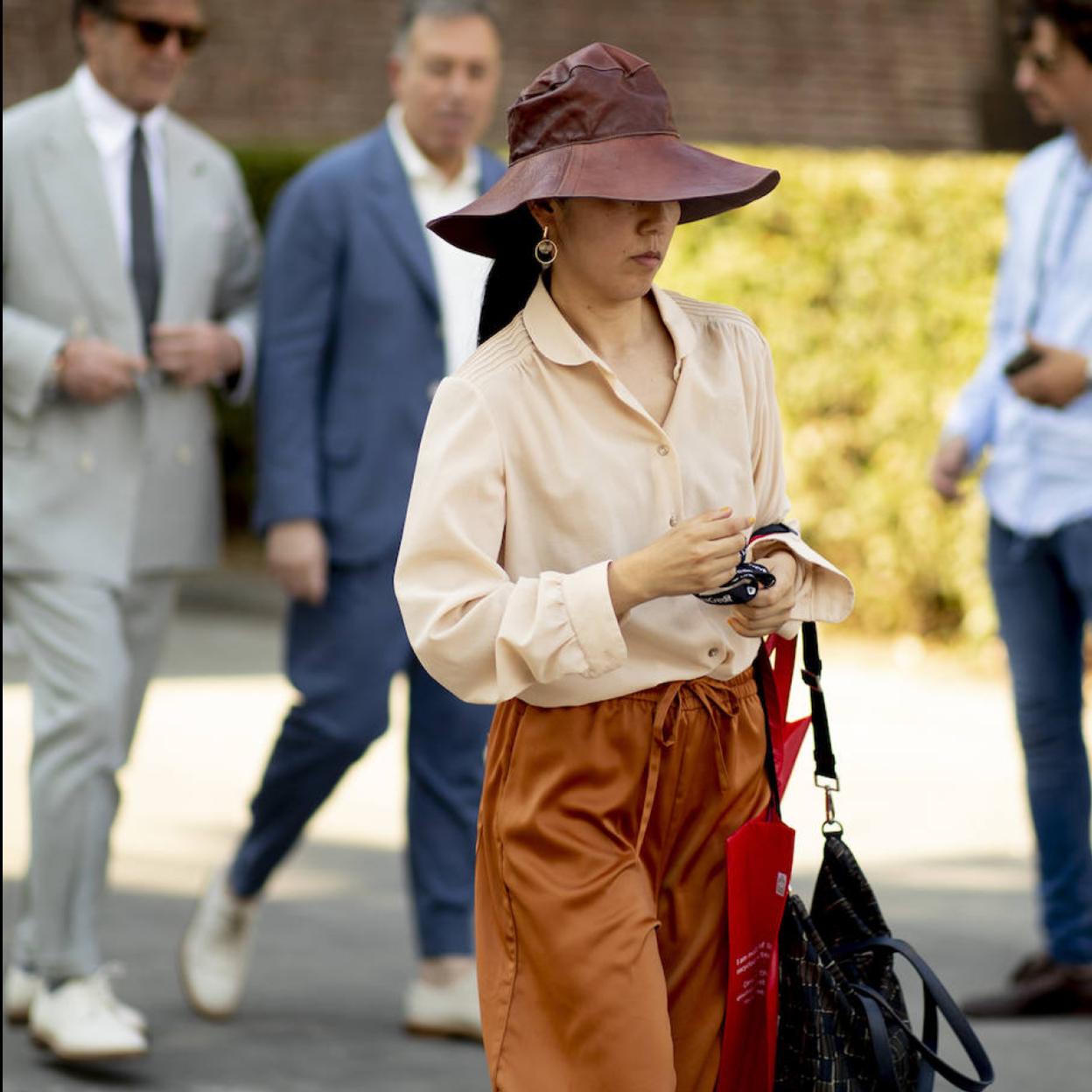 Pincha en la foto para ver los pantalones fluidos estampados, cómodos y fresquitos perfectos para sustituir a los vestidos largos en verano
