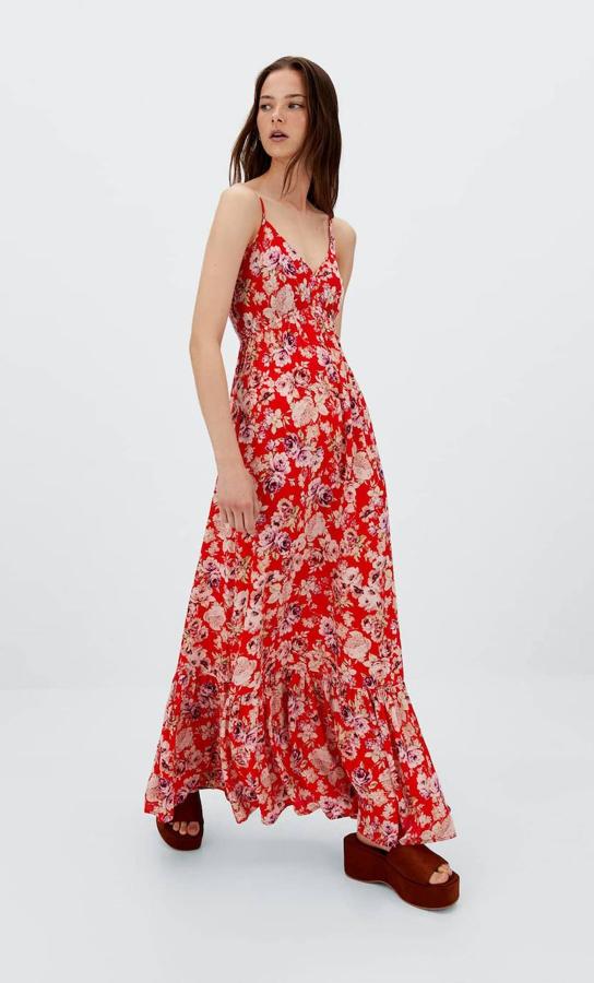 Stradivarius nos trae este vestido de diseño largo y fluido