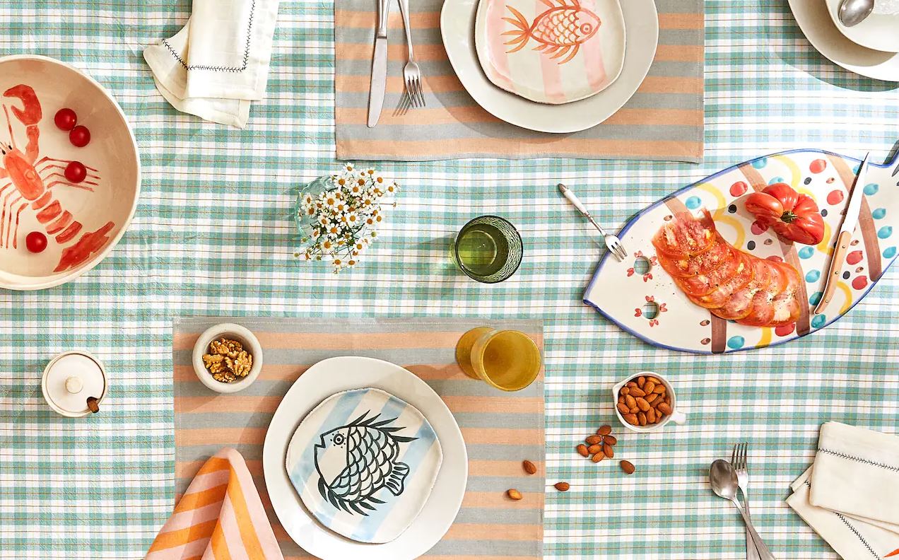 Poner una mesa bonita es un auténtico arte, pero con las vajillas de verano con originales estampados marinos y alegres colores de Zara Home, es mucho más sencillo. Antes de las rebajas, los platos están disponibles desde 3.99 euros.