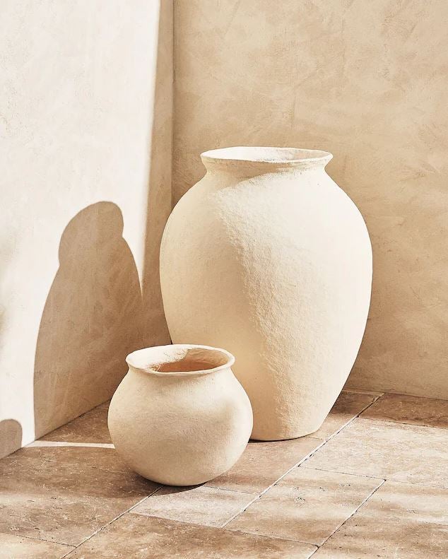 Un toque rústico para tu decoración de estilo mediterráneo con estos jarrones de papel maché reciclado, una opción sostenible y de plena tendencia. Están disponibles, antes de rebajas, desde 39.99 euros. Eso sí, no se te ocurra echar agua dentro...
