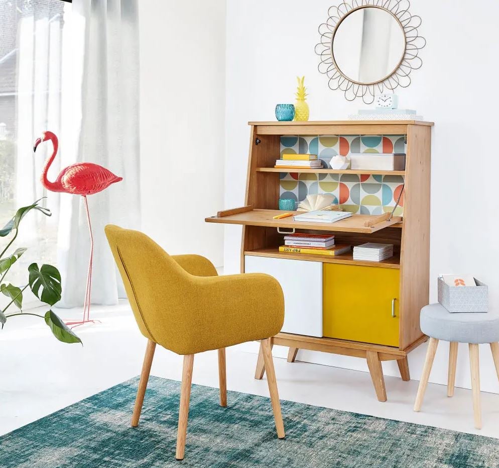 La estética retro manda en esta propuesta de Maisons du Monde. El sillón amarillo cuesta 139 euros y el secretier, 339 euros.