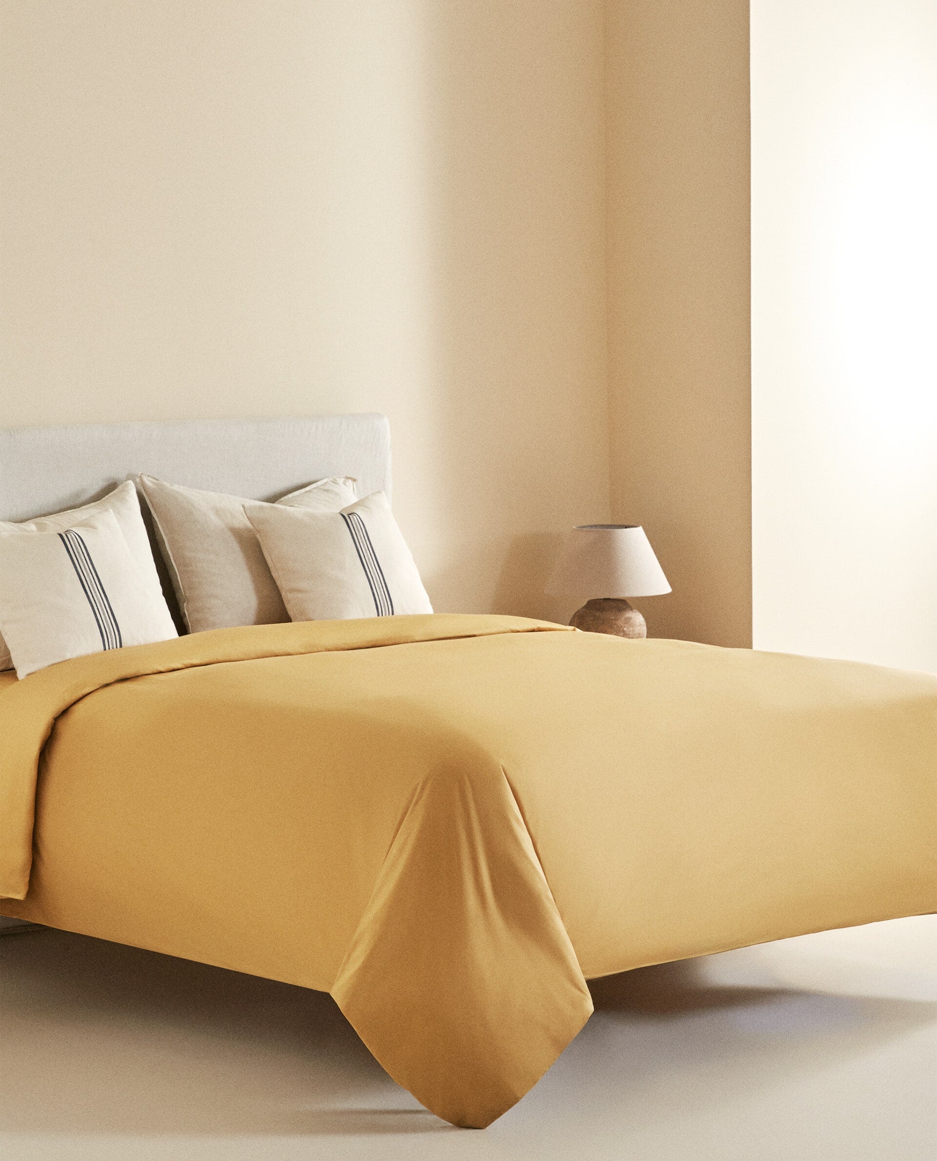El amarillo se convierte en el protagonista de este sencillo dormitorio de Zara Home. El juego de cama cuesta 39.99 euros.