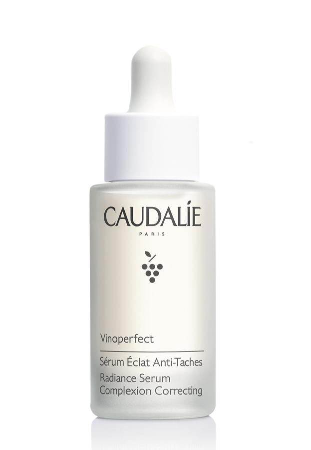 El sol, entre otras muchas cosas, es el peor enemigo de las manchas. Suerte que cada vez tenemos más armas para combatirlas. Empieza ya con una rutina que incluya un sérum que evite su aparición, pero que también elimine las ya existentes. Vinoperfect de Caudalie (47 €) es uno de los más vendidos porque se puede usar incluso en la playa, antes de la crema solar.