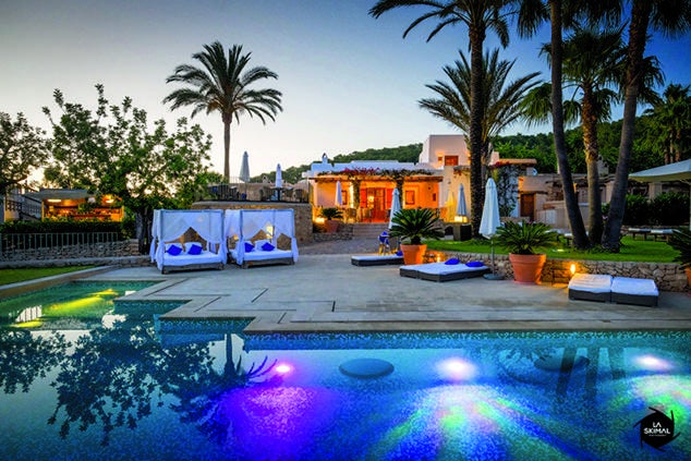 Este relajado complejo de agroturismo ubicado en el interior de la isla tiene una plantación de 2.000 parras y otros tantos árboles frutales: el marco ideal para sesiones de yoga y tratamientos de relax, con el sello IbizaMassage. (canlluc.com).