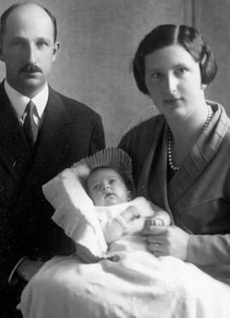 Imagen - Juana de Saboya y el rey Boris III de Bulgaria con su bebé.